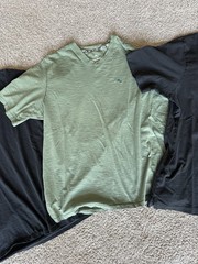 Tommy Bahama Men’s Solid V-Neck SS Cotton Knit Marlin Logo Tee M Black Green