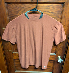 Vuori Tuvalu Strato Tech Tee Cherry Brown Gym Tee Men L Crew Stretch Anti-Odor