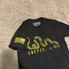 Black Rifle Coffee or Die Mens Shirt Size Small Snake Black Yellow Flag 🇺🇸