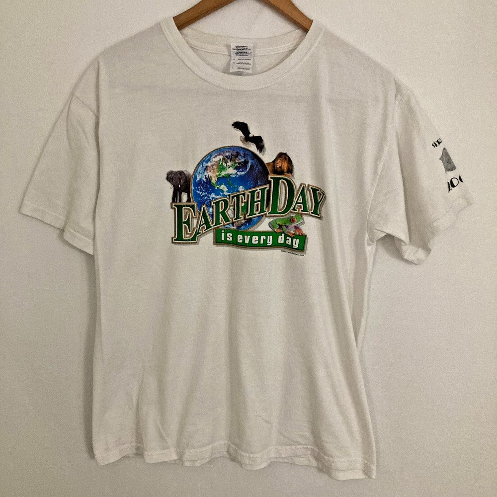 Gildan Earth Day 2008 Shirt Adult L Animals Lion Frog Nature Art Outdoors Tee