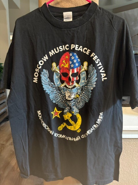 Used vintage concert t-shirt. Shirt fits more like M/L.