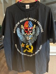 Used vintage concert t-shirt. Shirt fits more like M/L.