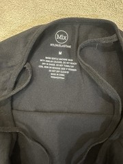Bundle of 2 Mix seamless camisoles in classic black and white.