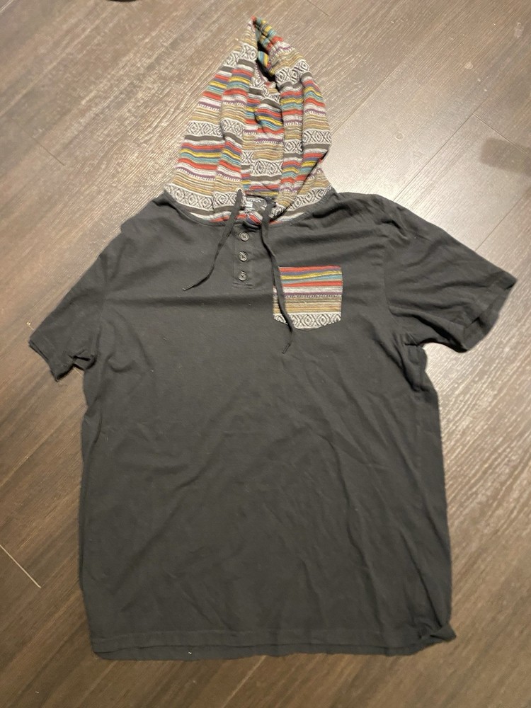 Beautiful Giant Men’s XL Black T-Shirt w/ Vibrant Colorful Striped Hood Design