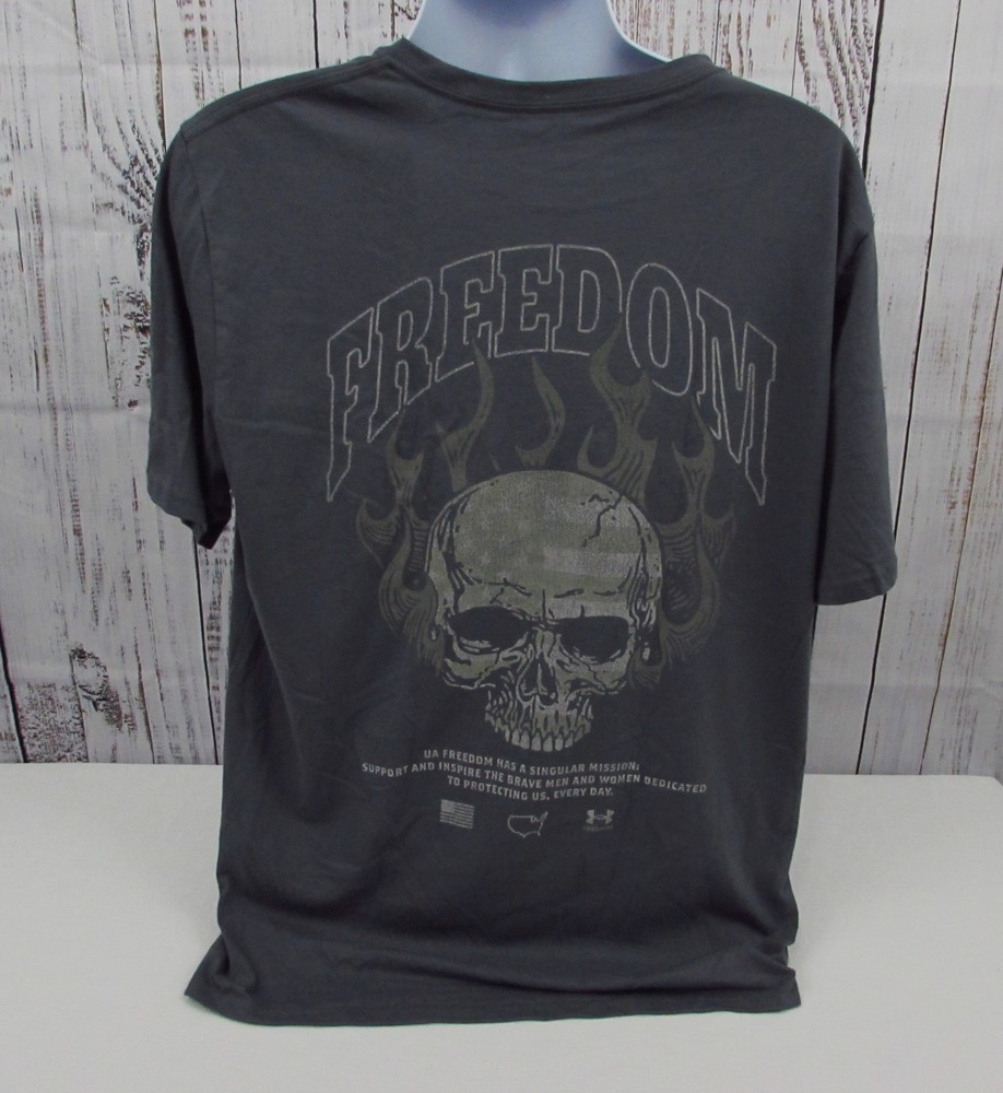 Under Armour 6009153 Men’s UA Freedom Flag Skull T-Shirt Short Sleeve Gray 2XL