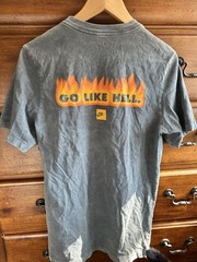 Nike Sportswear – Go Like Hell – Men’s T-Shirt Size S Small – HF6162-071