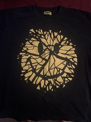 China Town Market X Smiley Face Shattered Pieces T-shirt Size Large Vintage