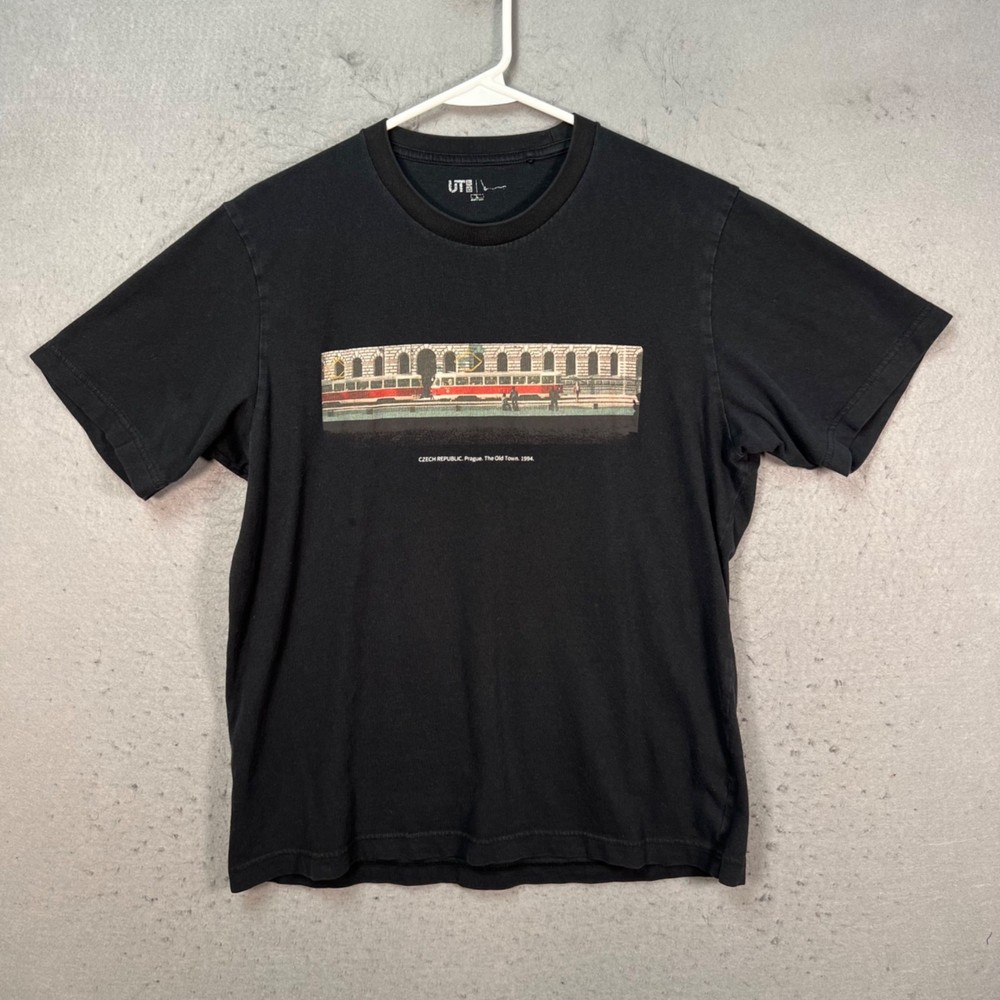 Uniqlo UT Mens Size Large Czech Republic Art Graphic T Shirt Black 100% Cotton