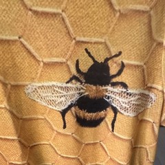 Yellow Bee Graphic Print Knit Polyester T-Shirt Crew Neck Size M