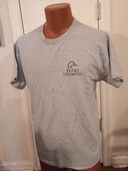 Ducks Unlimited Flag Duck Men’s Medium Gray Short Sleeve T-Shirt.