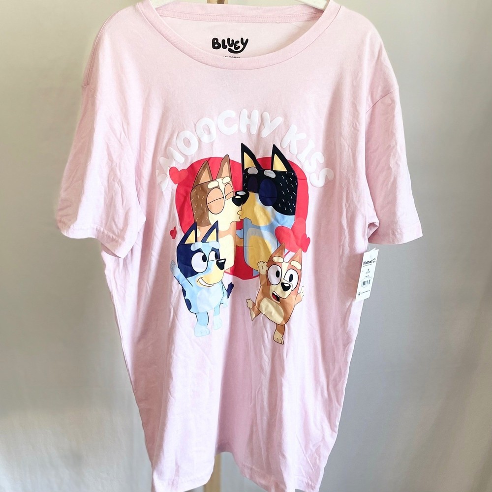 Bluey Mens Smoochy Kiss Graphic T-Shirt Pink Bandit Chilli Bingo Tee NEW Size S