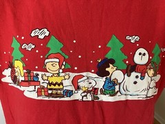 Peanuts T-Shirt Adult Medium Red Christmas Scene Winter Holiday Snoopy