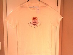NEW NIKE SPORTSWEAR “Cafe Swoosh Mug Tee” MEN’S WHITE T-SHIRT XL IH1159-133