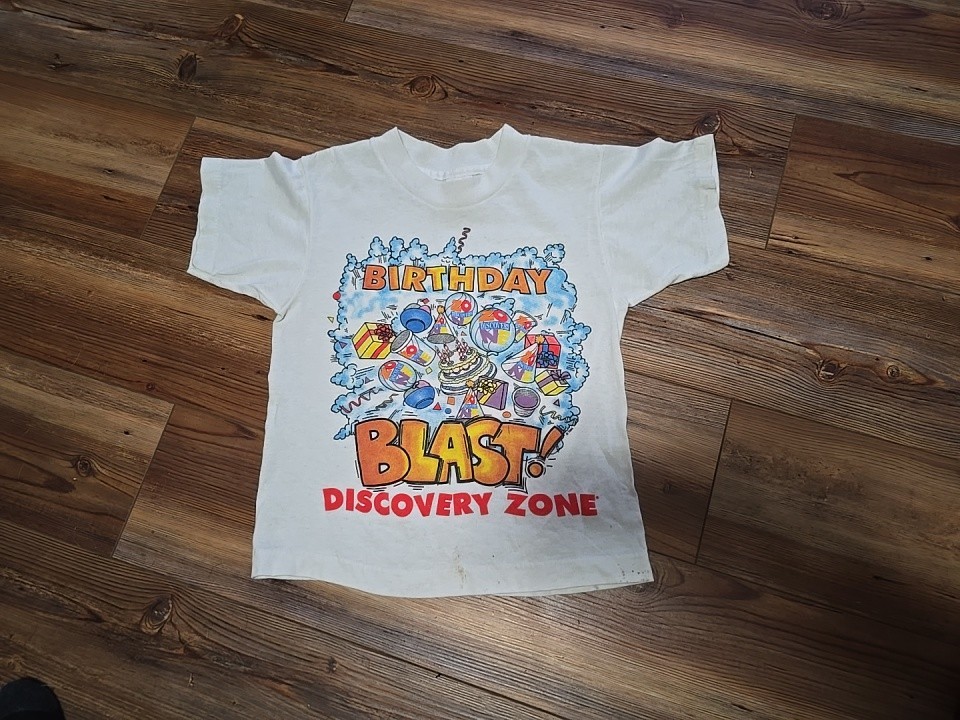 Vtg 90s Discovery Zone Birthday Shirt XS Funny Cartoon Grunge Vintage T-shirt