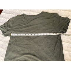 Helix Olive Green Slub Knit V-Neck T-Shirt Men’s Sm Casual Distressed Hem Sz Sm