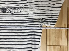 2000s Peeking Through The Blinds Graphic Tshirt Small