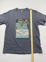 Uniqlo UT Shirt Mens Large Gray Japanese Art Hawk Mt Fuji Graphic Tee Two Sided
