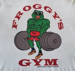 FROGGY’S GYM Workout Bodybuilding Exercise Old School Vintage Logo T-Shirt NEW