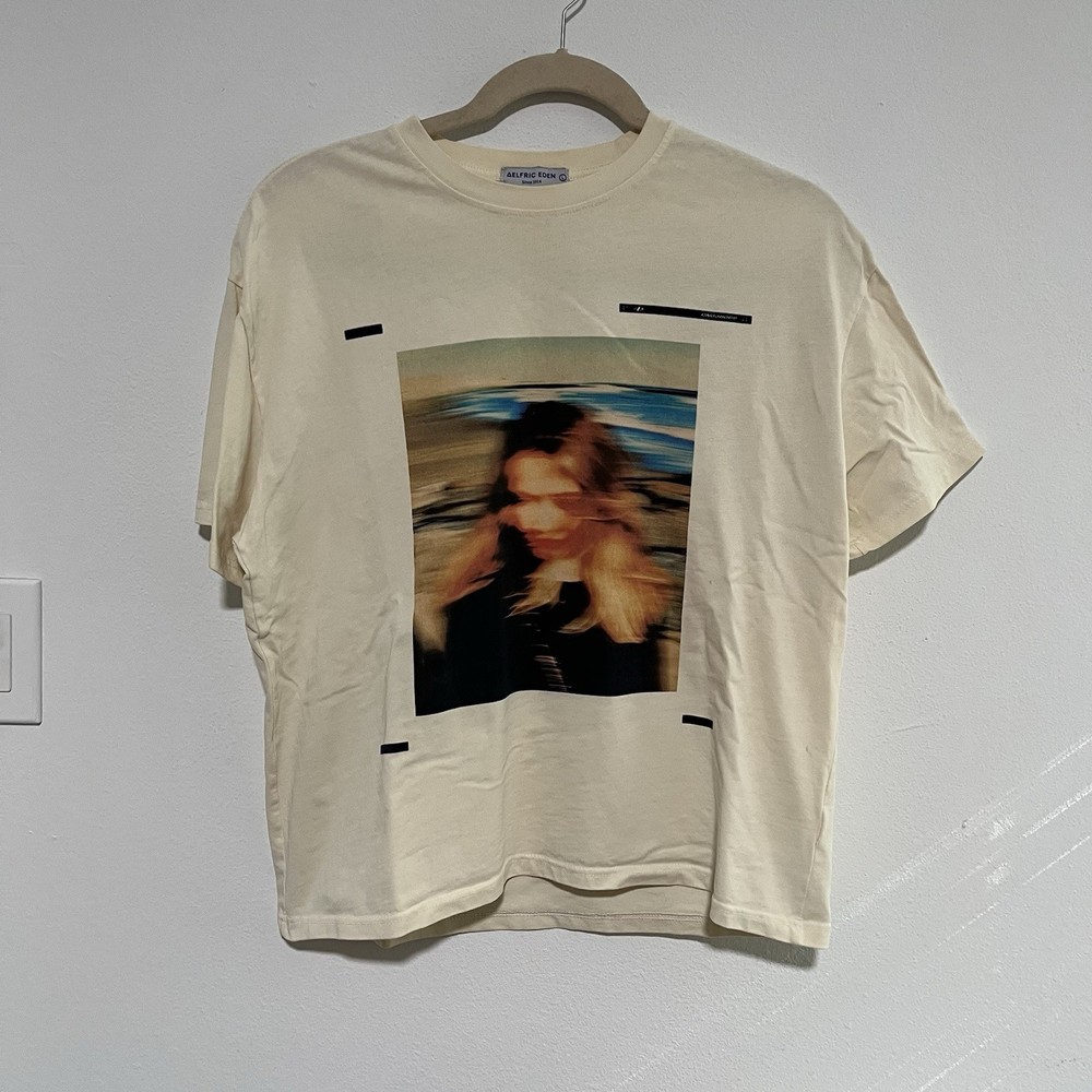 Aelfric Eden Short Sleeve Y2K Blur Girl Apricot Graphic Tee T-Shirt Size Large