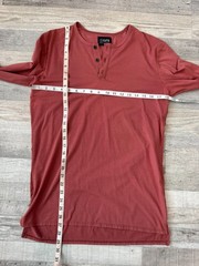 Cuts Split Hem Men’s Light Red Long Sleeve T Shirt Size Medium Stretch A50