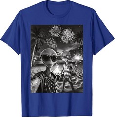Patriotic Alien Selfie USA Fireworks 4th of July Funny Alien T-Shirt