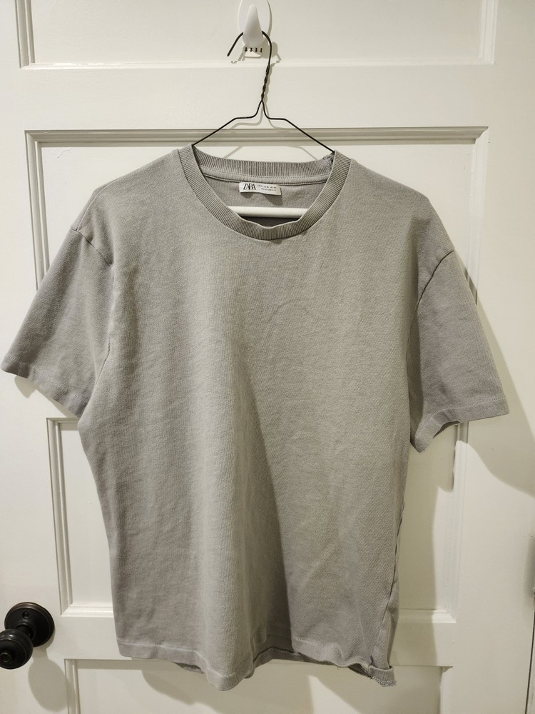Zara Men’s T-shirt made of cotton fabric with irregular finishes. Round neck and