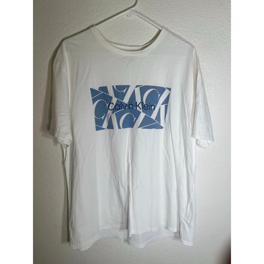Calvin Klein XL men’s white T-shirt w/design-used good