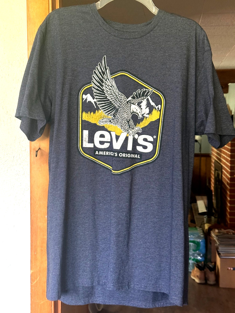 LEVI’S MEN’S GRAPHIC T-SHIRT XL NEW WITHOUT TAGS NAVY BLUE AMERICA’S ORIGINAL!!