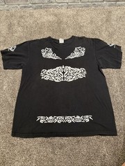TULA Pueblo Que Enamora Yazbek T-Shirt Men’s L Black Graphic Print