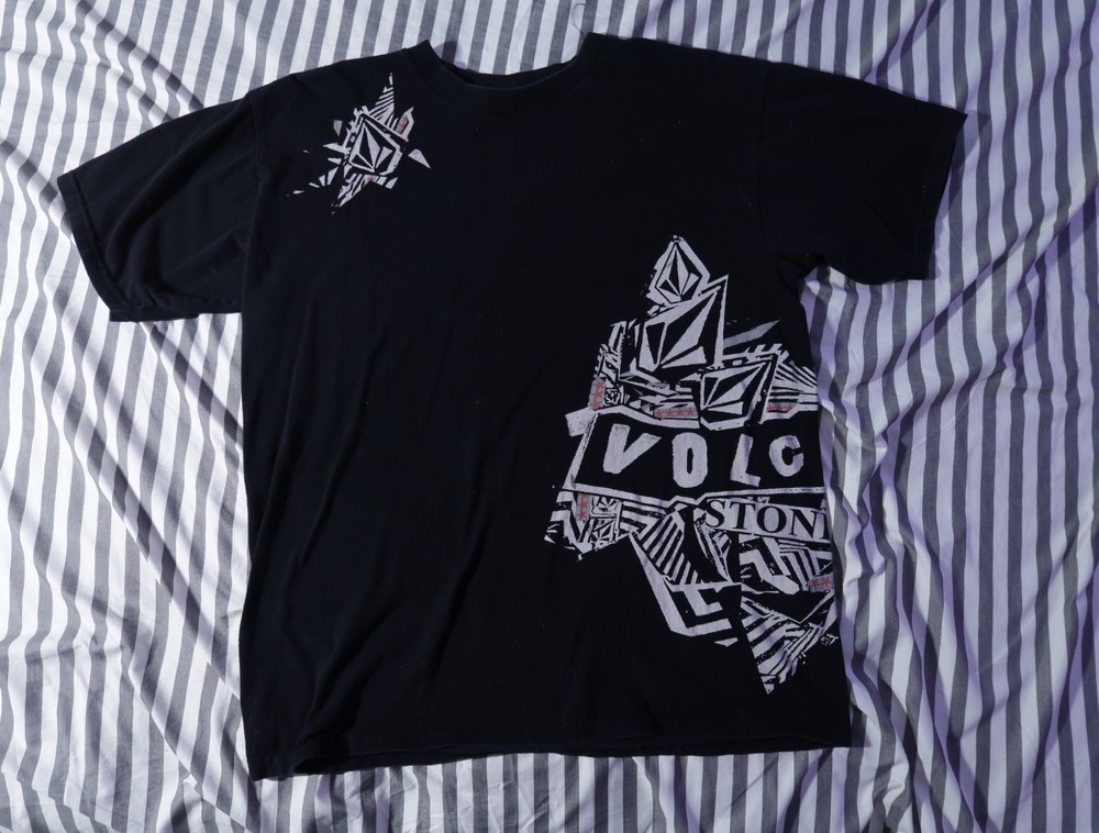 2000s volcom tee wrap around graphic size medium