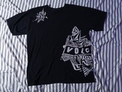 2000s volcom tee wrap around graphic size medium