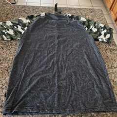 Men’s “LEGENDARY” Graphic T-Shirt – Camo Sleeves – Size XL