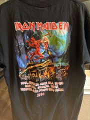 Used vintage concert t-shirt. Size fits M/L.