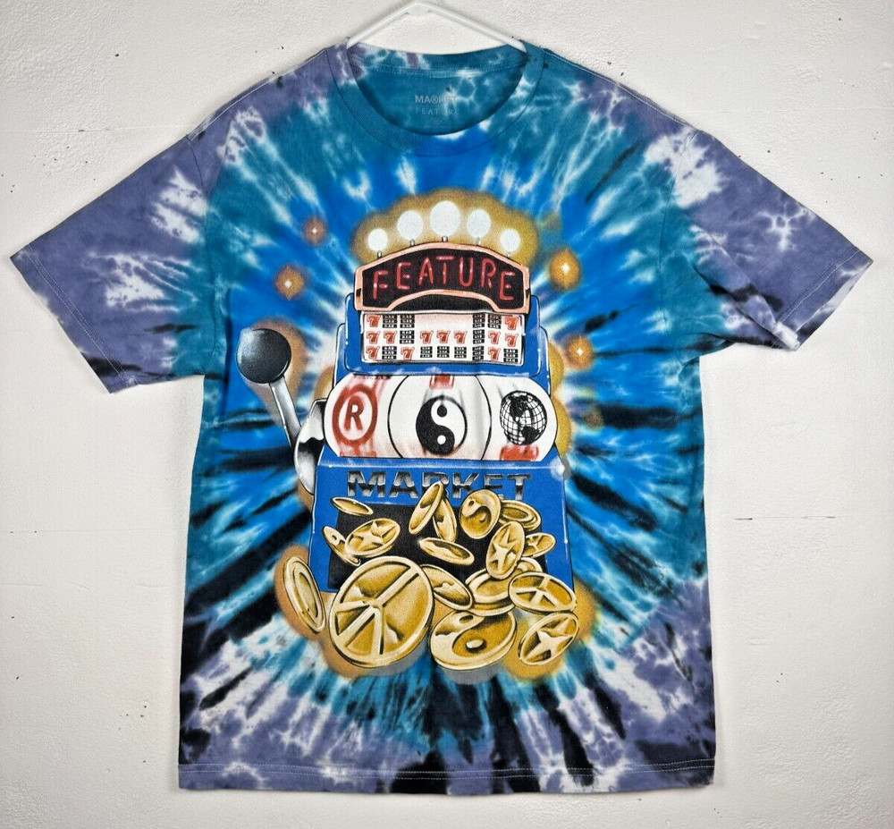 Size M – Chinatown Market Feature Slot Machine Graphic T-Shirt Tie-Dye Blue
