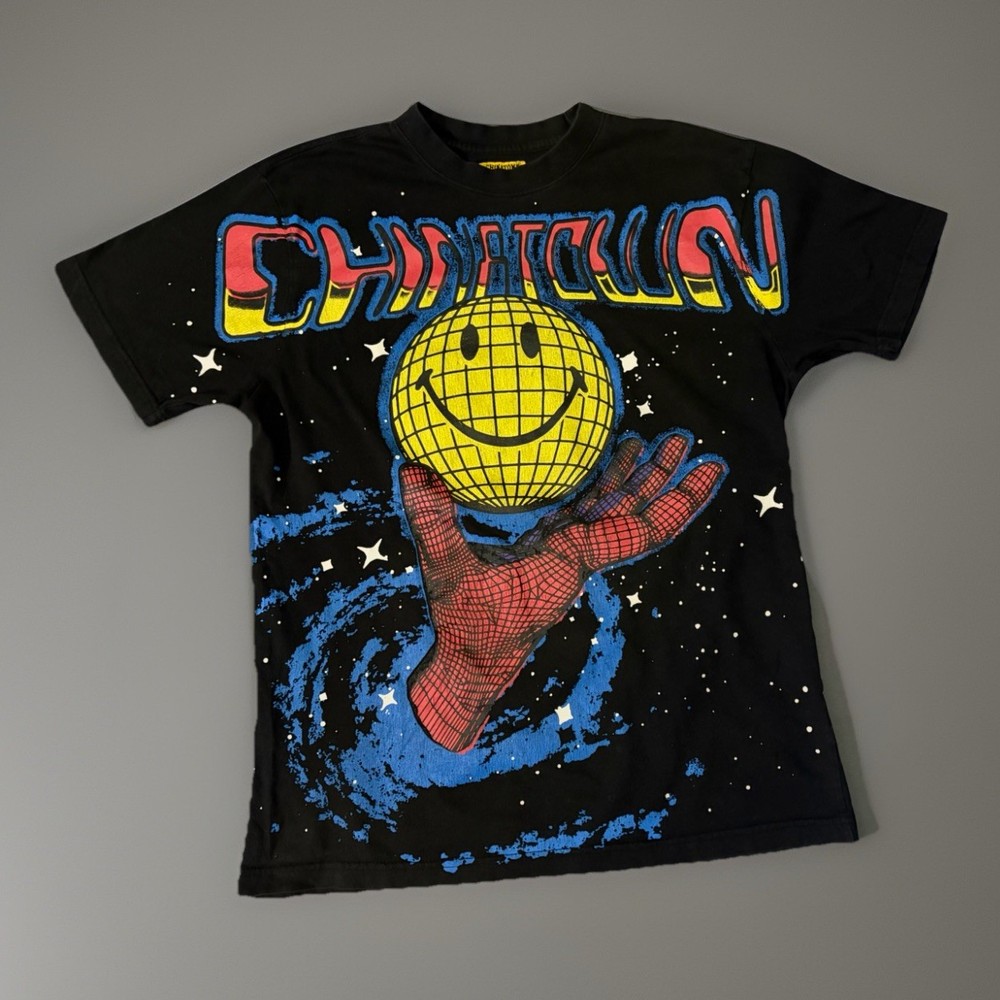 Chinatown Market Smiley Spiderman Originals Graphic Happy Fun Gaming T Shirt L