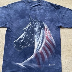 The Mountain Men’s American Flag Horse Blue Graphic T-Shirt Size Medium Cotton